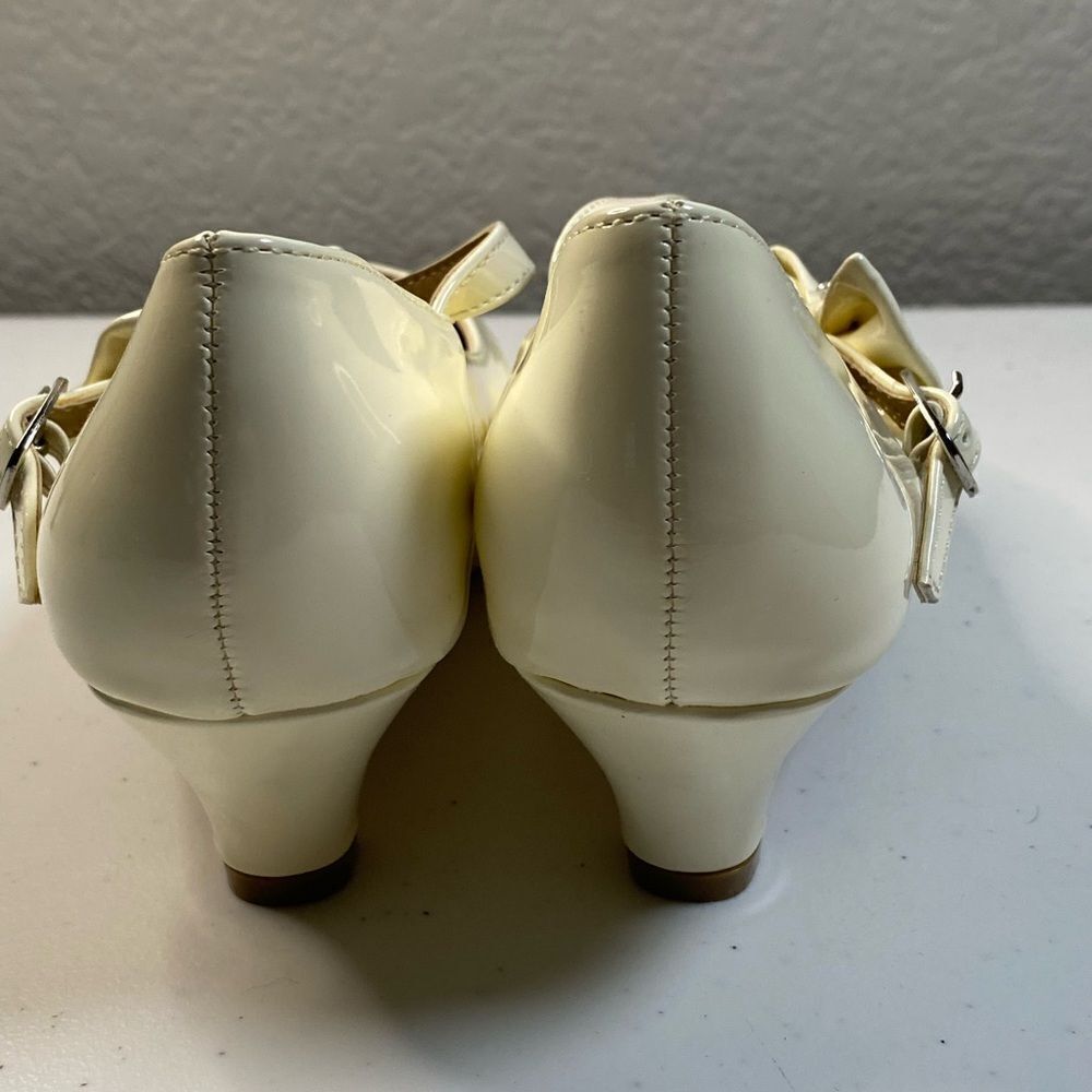 NIB Link Girls Ivory Patent Leather Mary Jane Buckle Shoes with Bow - Size 4 - Picture 10 of 12
